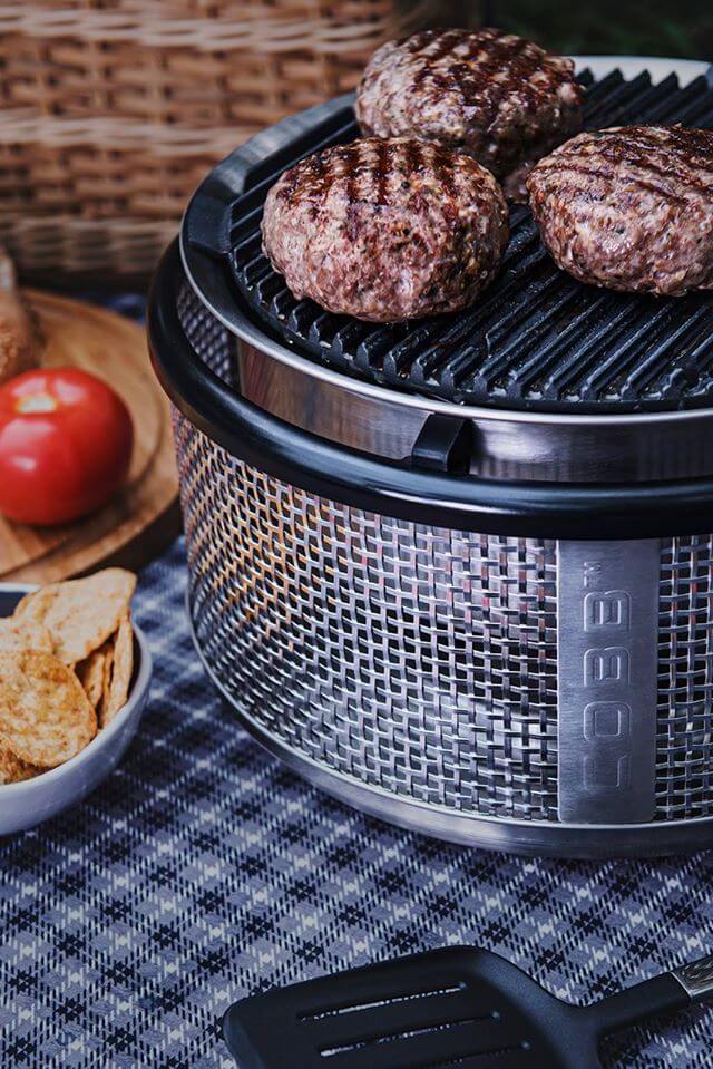 COBB Premier Air Deluxe „Iškylų starto rinkinys“ + krepšys ir 4 kg briketų dovanų